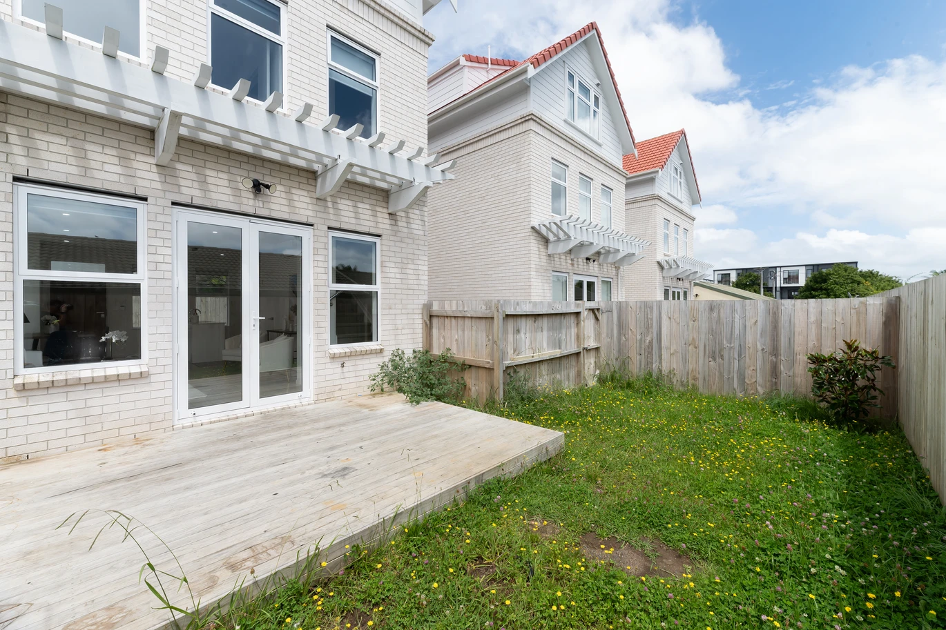 Standalone 4 beds 2.5 baths home with 2 car parks on 162m2 section, close to schools, shops, motorway access, Paradise Ice Skating, Akarana & Titirangi Golf Clubs, 29 Whautapu Court, Avondale, Auckland