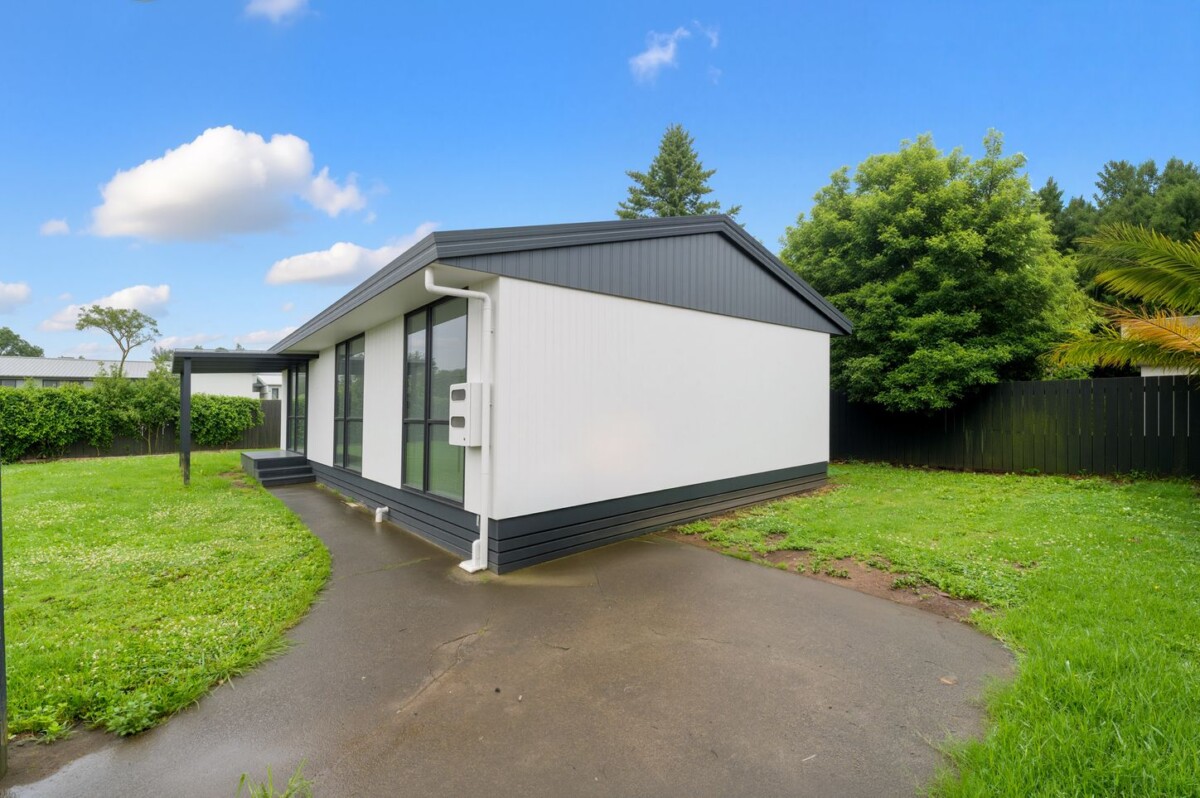 3 beds home, do-up, Just a short stroll to the rail station, 2/16 Cameron Place, Ranui, Auckland