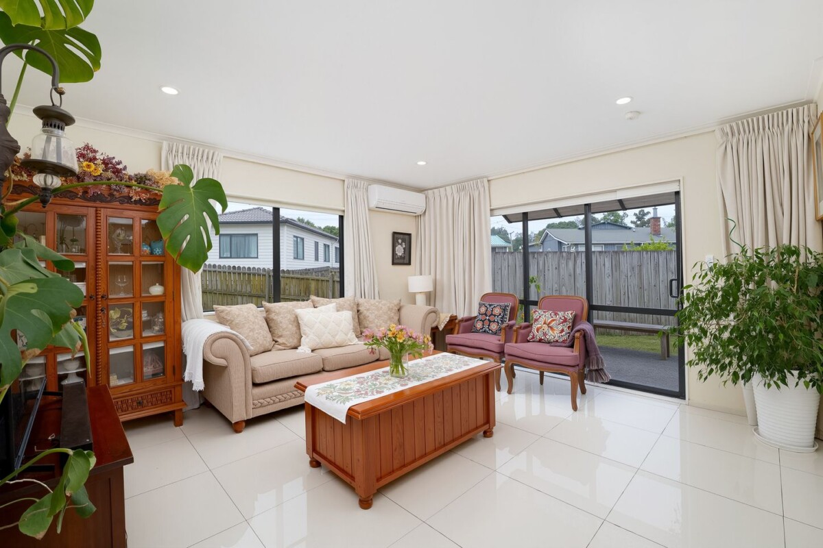 Overseas Family Calling, 140m2 3 beds 1.5 baths house on 460m2 section, a short stroll to Parrs Park, minutes from WestCity Mall, Glen Eden and Sunnyvale train stations, 20 Pyramid Place, Glen Eden, Auckland