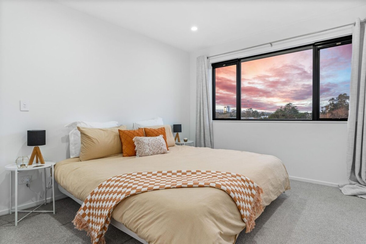 3 beds 2.5 baths home with car park, Approximately 8-minute walk to Henderson Train Station, minutes to schools, shops, 37 Eileen Newey Place, Henderson, Auckland