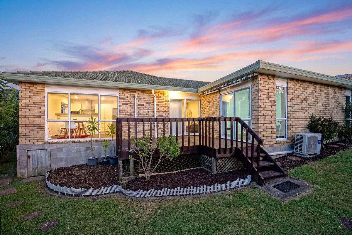 Once over a decade, Motivated owners relocate closer to the city, 140m2 brick and tile 3 beds 2 baths house on 452m2 section, Just a stone’s throw from WestCity, supermarkets, 9 Wattle Road, Sunnyvale, Auckland