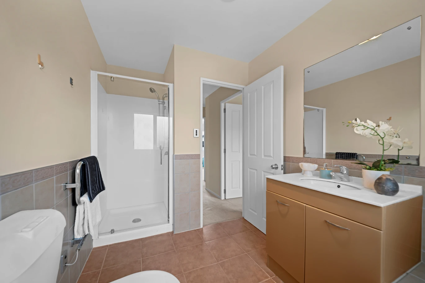 Standalone 4 beds 2 baths house with double garage on 235m2 section, 32 Maypark Crescent, Flat Bush, Auckland