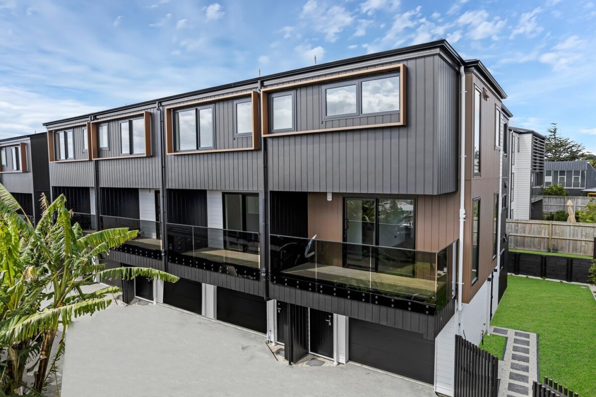 Urgent sale, vendor wants SOLD, Brandnew freehold 4 beds 3 baths home with garage, close to transport, Basin, and parks, 4/53 Court Crescent, Panmure, Auckland