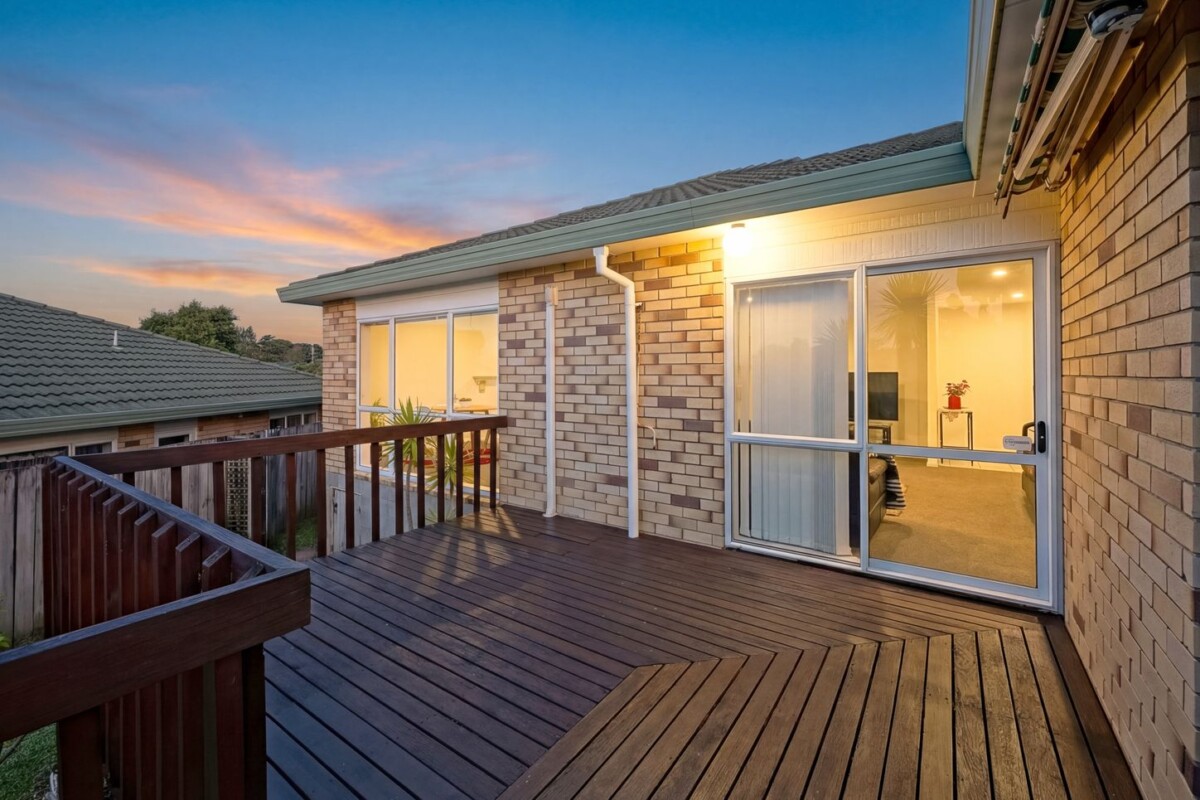 Once over a decade, Motivated owners relocate closer to the city, 140m2 brick and tile 3 beds 2 baths house on 452m2 section, Just a stone’s throw from WestCity, supermarkets, 9 Wattle Road, Sunnyvale, Auckland