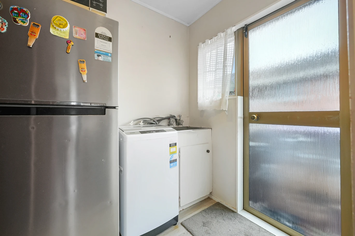2 beds 1 bath house with garage, just moments from Papatoetoe Train Station and Papatoetoe Shopping Centre, and zoned for Kedgley Intermediate, Papatoetoe North School, and Aorere College, 1/40A Park Avenue, Papatoetoe, Auckland