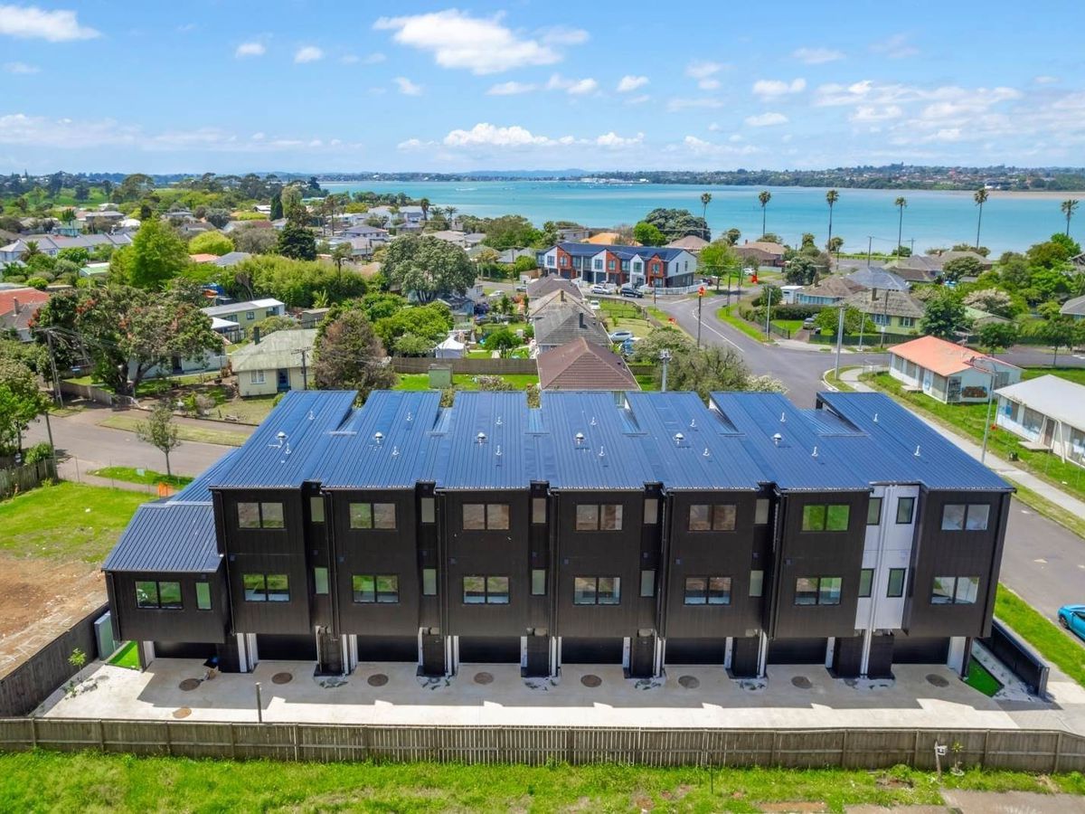For rent, Unfurnished,, 4 beds 3 beds townhouse, Available Now·, 59 Kawiti Avenue, Point England, Auckland