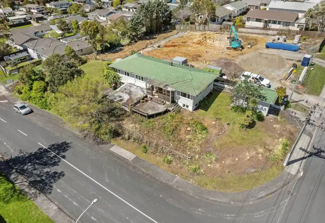 3 beds 2 baths house on 809m2 section, Currently zoned Mixed Housing Suburban, the property is projected to shift to Urban Zone under PC120, 0.7 km to Sunnyvale School, 1.3 km to Bruce McLaren Intermediate School, 1.8 km to Henderson High School, 84 Awaroa Road, Sunnyvale, Auckland