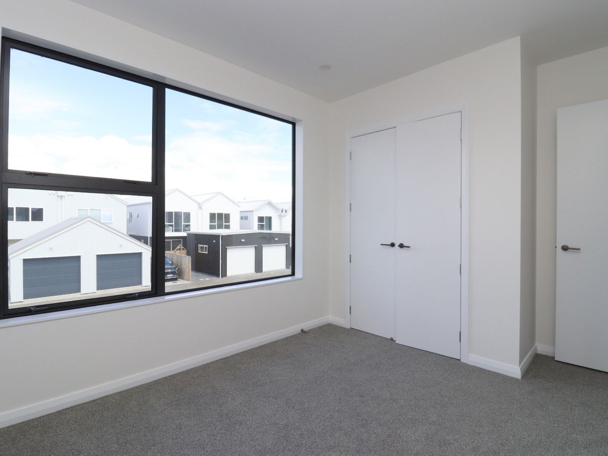 For rent, 4 Bed 3 Bath 2 Kitchen townhouse, Available on Sun 1st Mar, 20 Yellow Pear Lane, Drury, Auckland