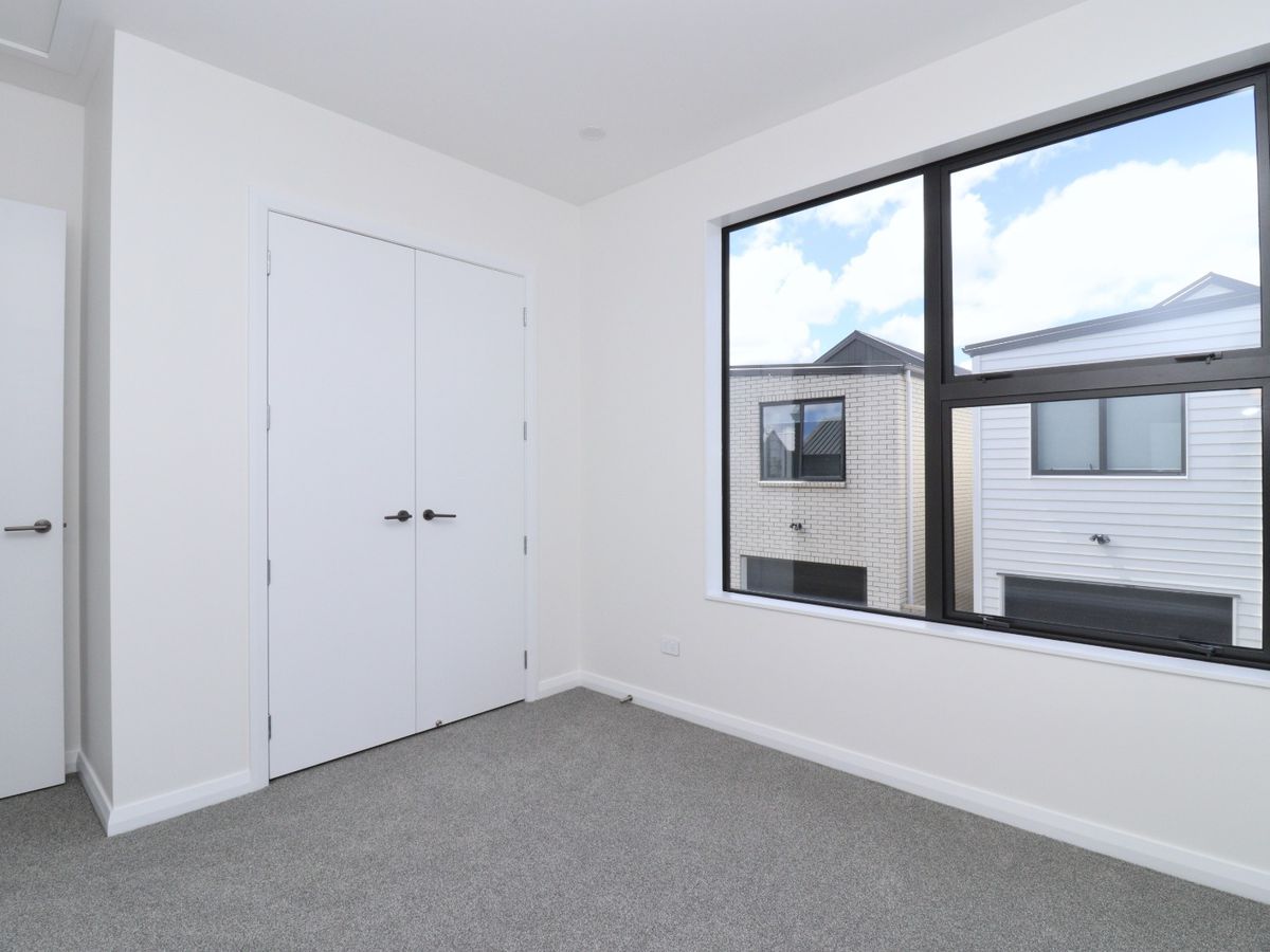 For rent, 4 Bed 3 Bath 2 Kitchen townhouse, Available on Sun 1st Mar, 20 Yellow Pear Lane, Drury, Auckland