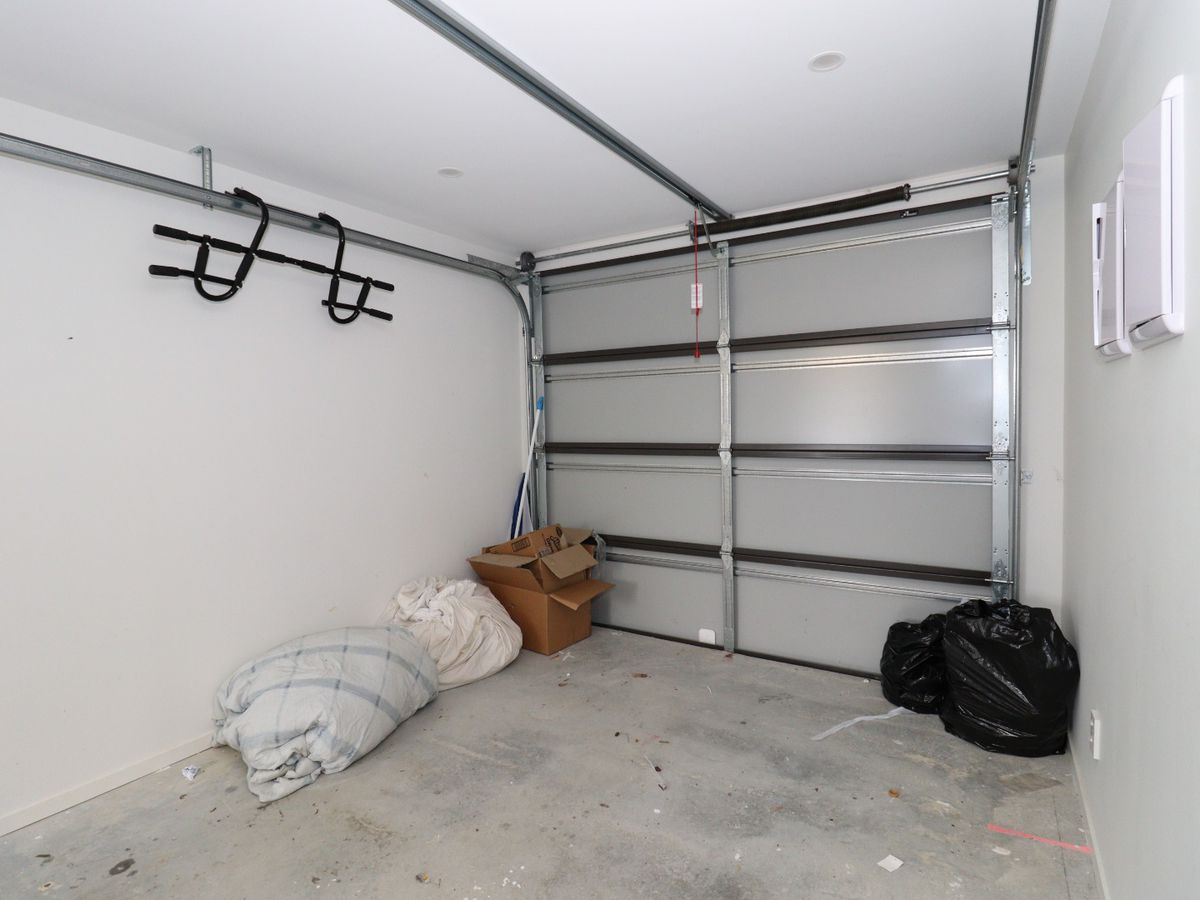 For rent, 3 beds 2 baths house with garage, Available from 1 March, 39 Korokio Lane, Henderson, Auckland