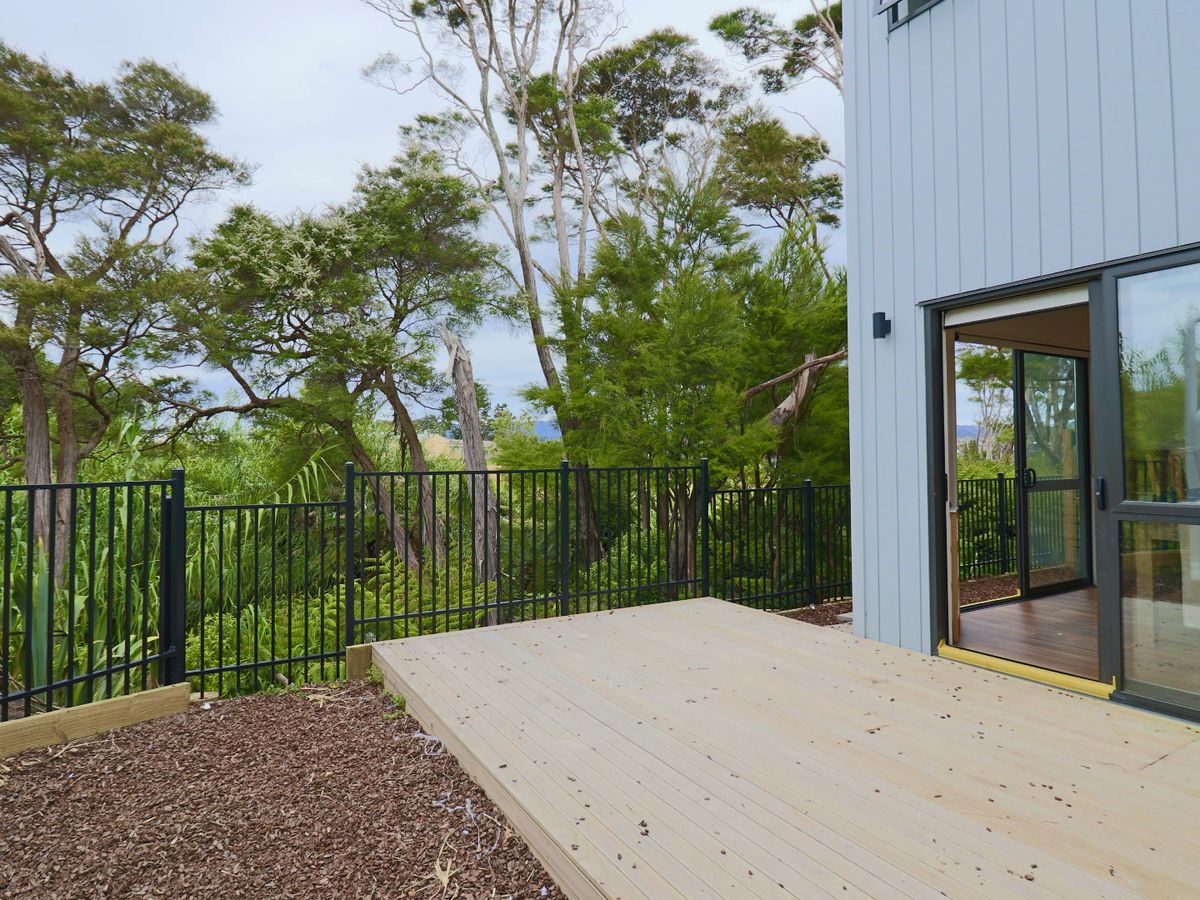 For rent, 3 beds 2 baths house with garage, Available from 1 March, 39 Korokio Lane, Henderson, Auckland