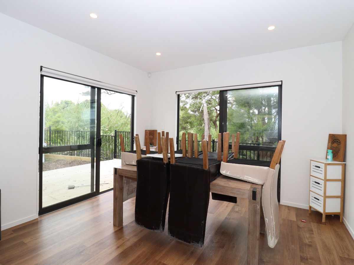 For rent, 3 beds 2 baths house with garage, Available from 1 March, 39 Korokio Lane, Henderson, Auckland