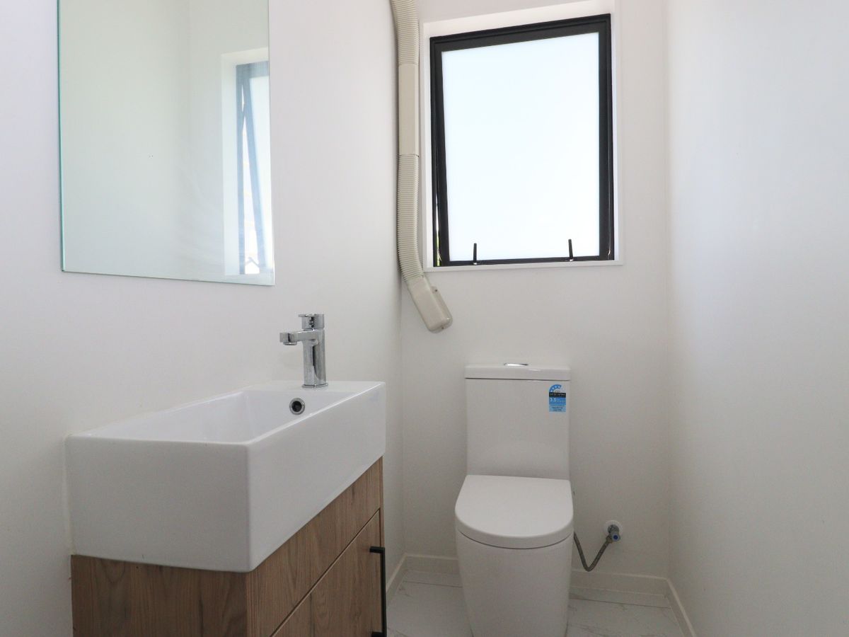 For rent, 3 beds 2 baths house with garage, Available from 1 March, 39 Korokio Lane, Henderson, Auckland