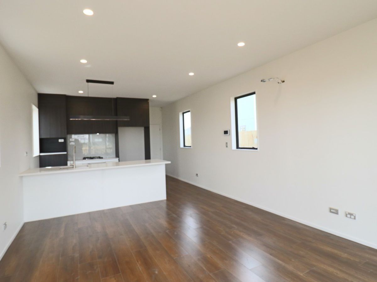 For rent, Fresh and unfurnished, , 3 beds 2 baths house with garage, Available on Tue 10th Mar, Takanini, Auckland