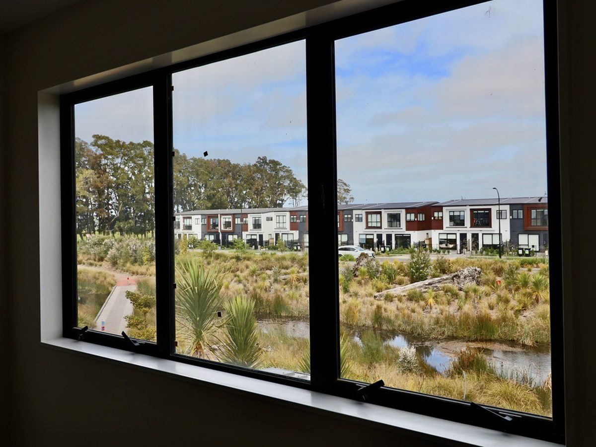 For rent, Fresh and unfurnished, , 3 beds 2 baths house with garage, Available on Tue 10th Mar, Takanini, Auckland