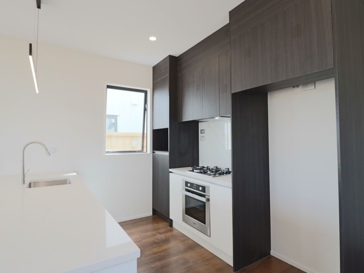For rent, Fresh and unfurnished, , 3 beds 2 baths house with garage, Available on Tue 10th Mar, Takanini, Auckland
