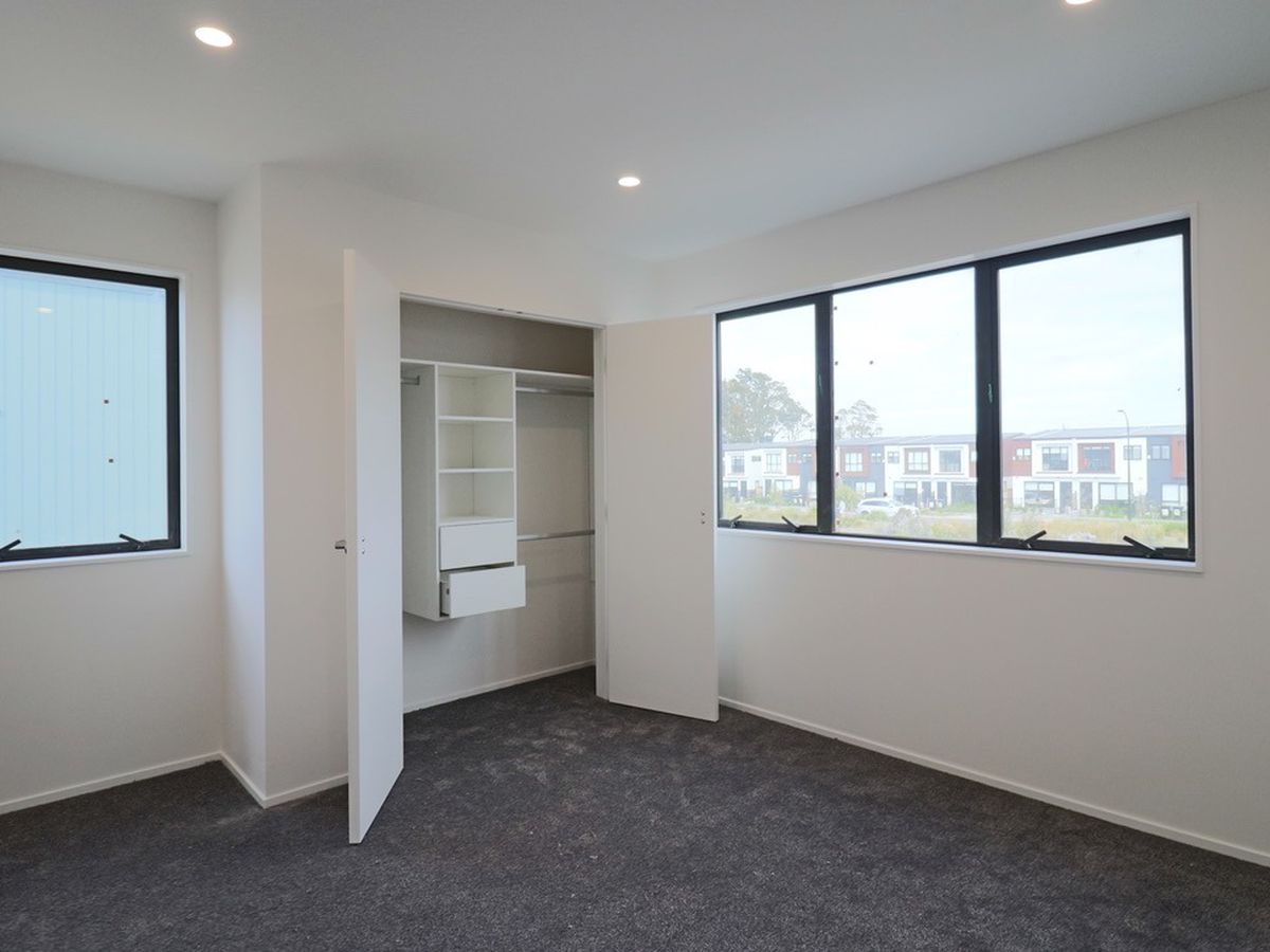 For rent, Fresh and unfurnished, , 3 beds 2 baths house with garage, Available on Tue 10th Mar, Takanini, Auckland