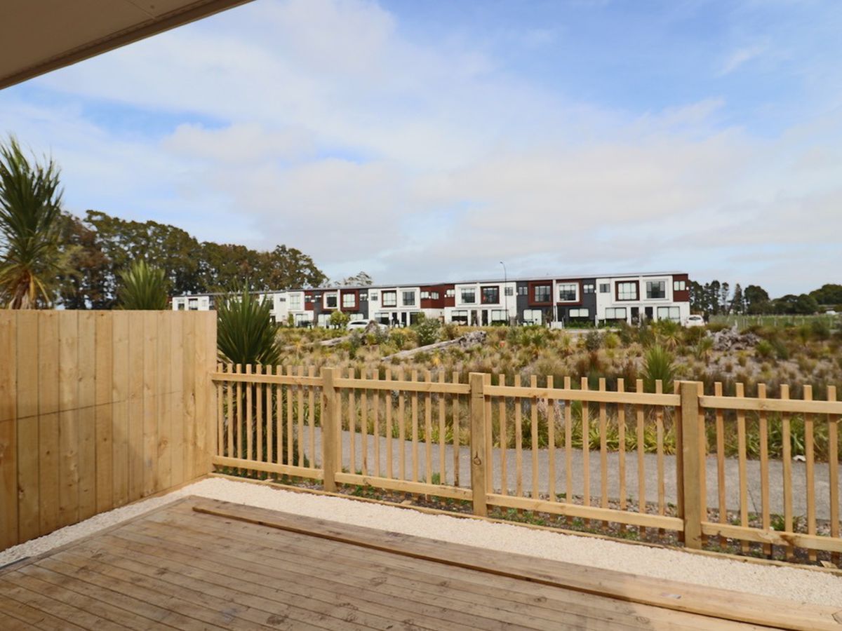 For rent, Fresh and unfurnished, , 3 beds 2 baths house with garage, Available on Tue 10th Mar, Takanini, Auckland