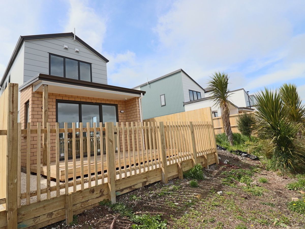 For rent, Fresh and unfurnished, , 3 beds 2 baths house with garage, Available on Tue 10th Mar, Takanini, Auckland