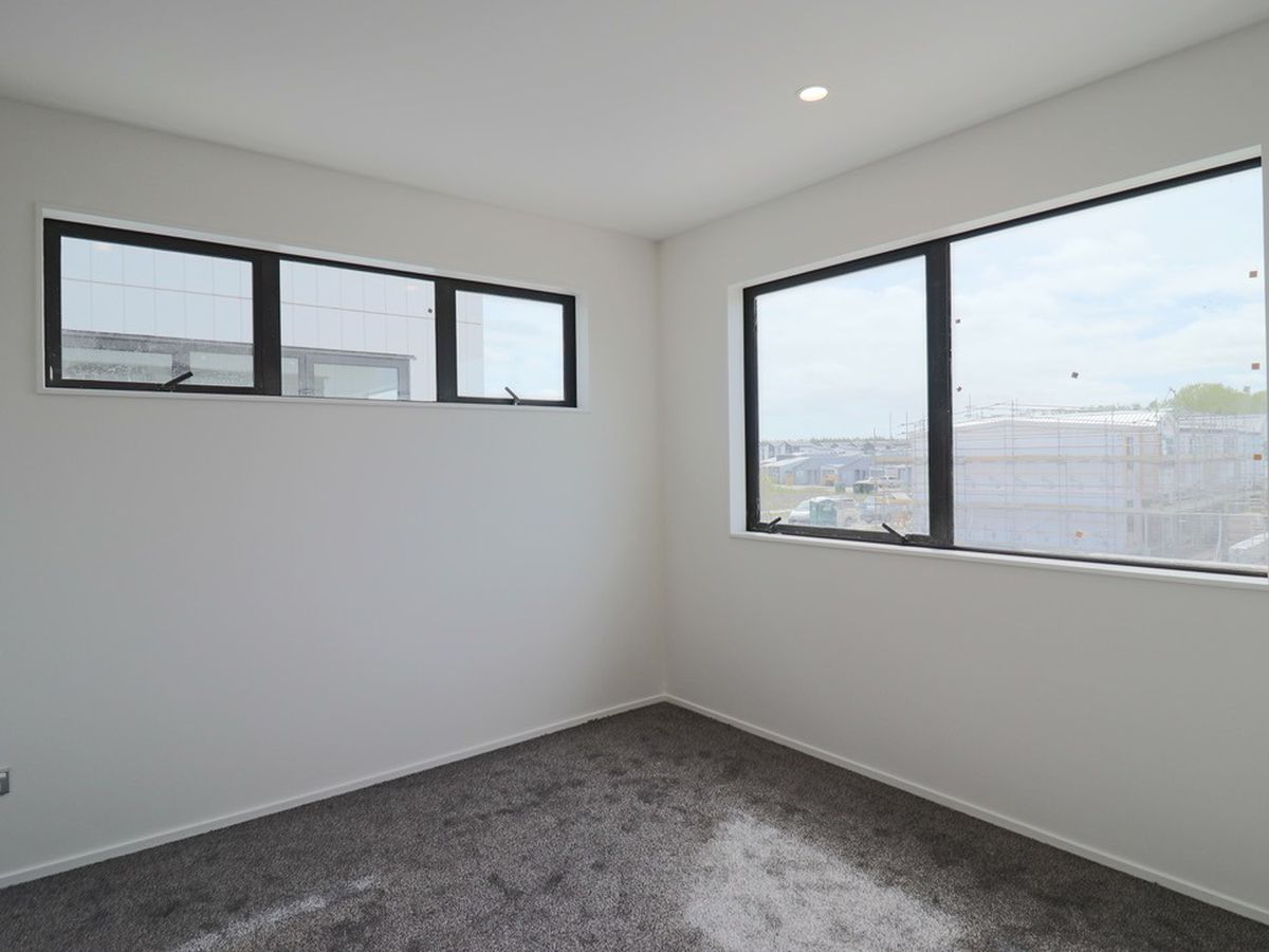 For rent, Fresh and unfurnished, , 3 beds 2 baths house with garage, Available on Tue 10th Mar, Takanini, Auckland