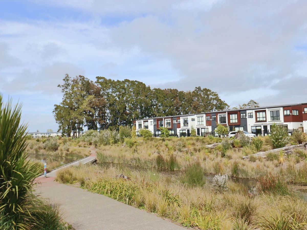For rent, Fresh and unfurnished, , 3 beds 2 baths house with garage, Available on Tue 10th Mar, Takanini, Auckland