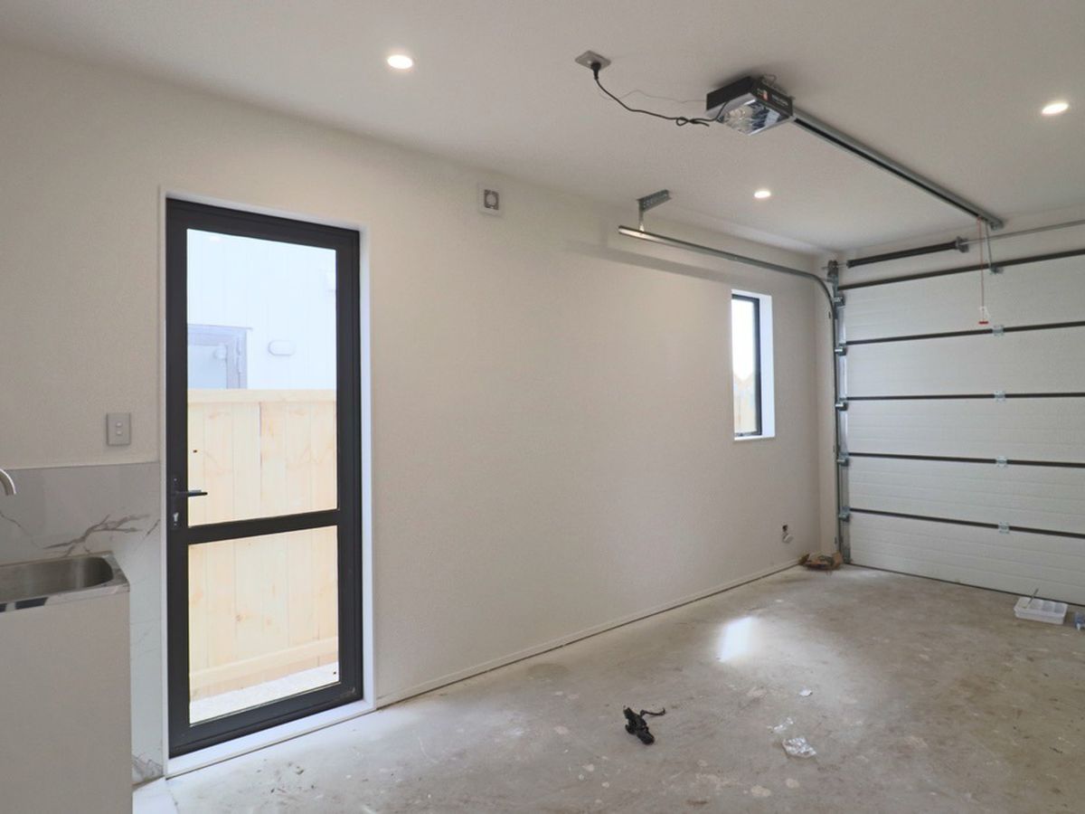 For rent, Fresh and unfurnished, , 3 beds 2 baths house with garage, Available on Tue 10th Mar, Takanini, Auckland