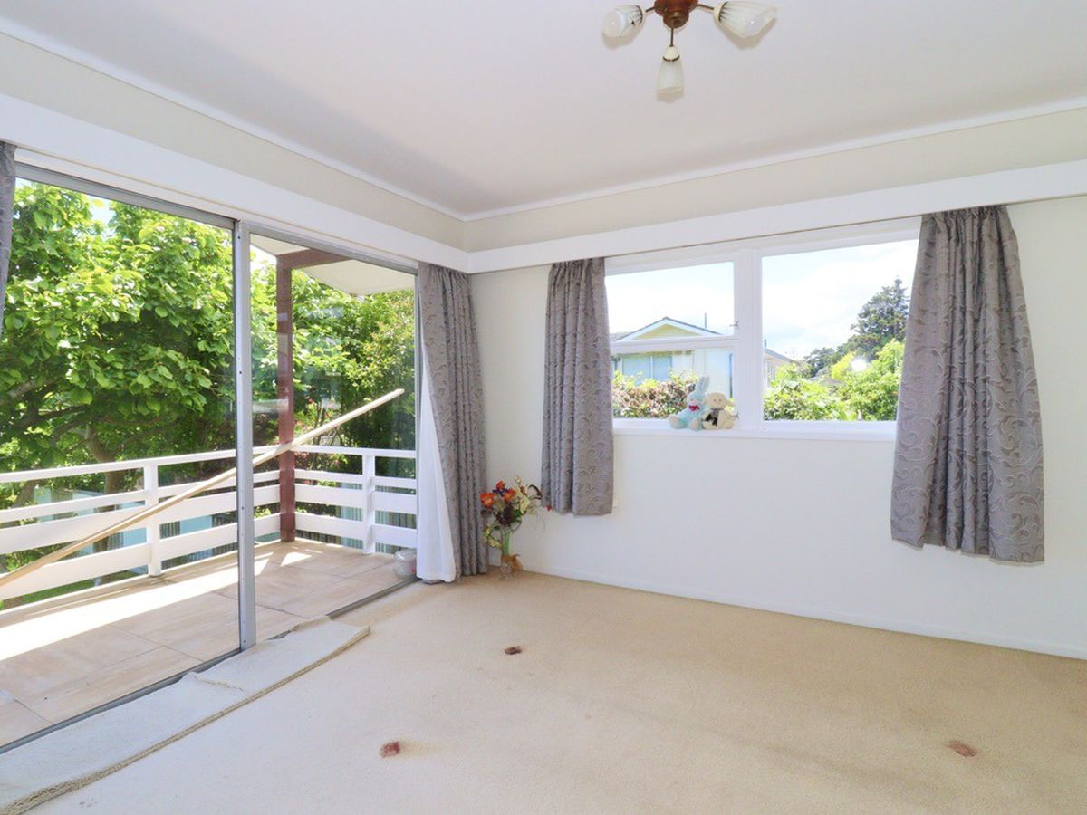 For rent, 3 beds 2 baths house with double garage and Storage room, Available from Thu 19th Feb, Hill Park, Auckland
