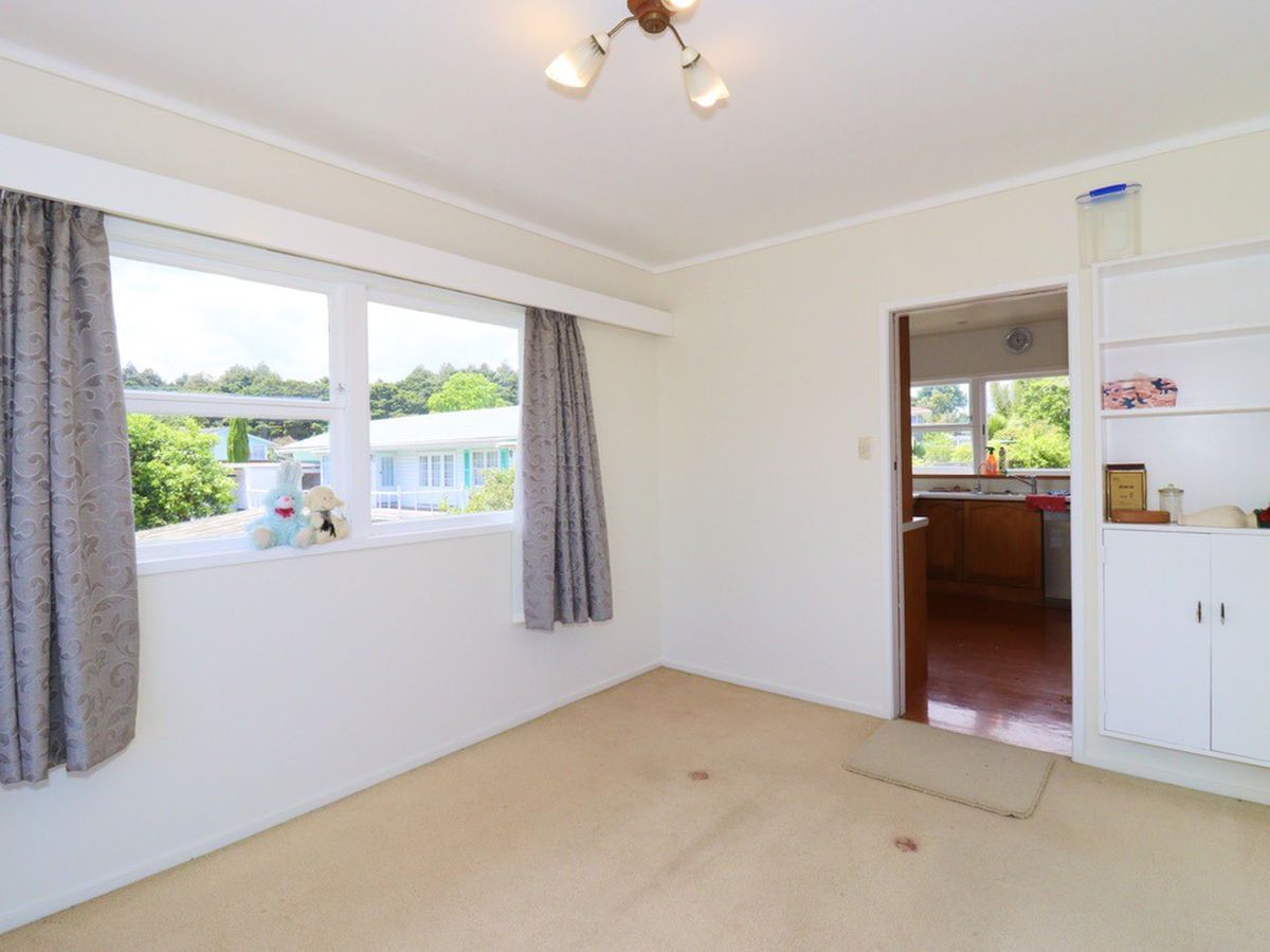 For rent, 3 beds 2 baths house with double garage and Storage room, Available from Thu 19th Feb, Hill Park, Auckland