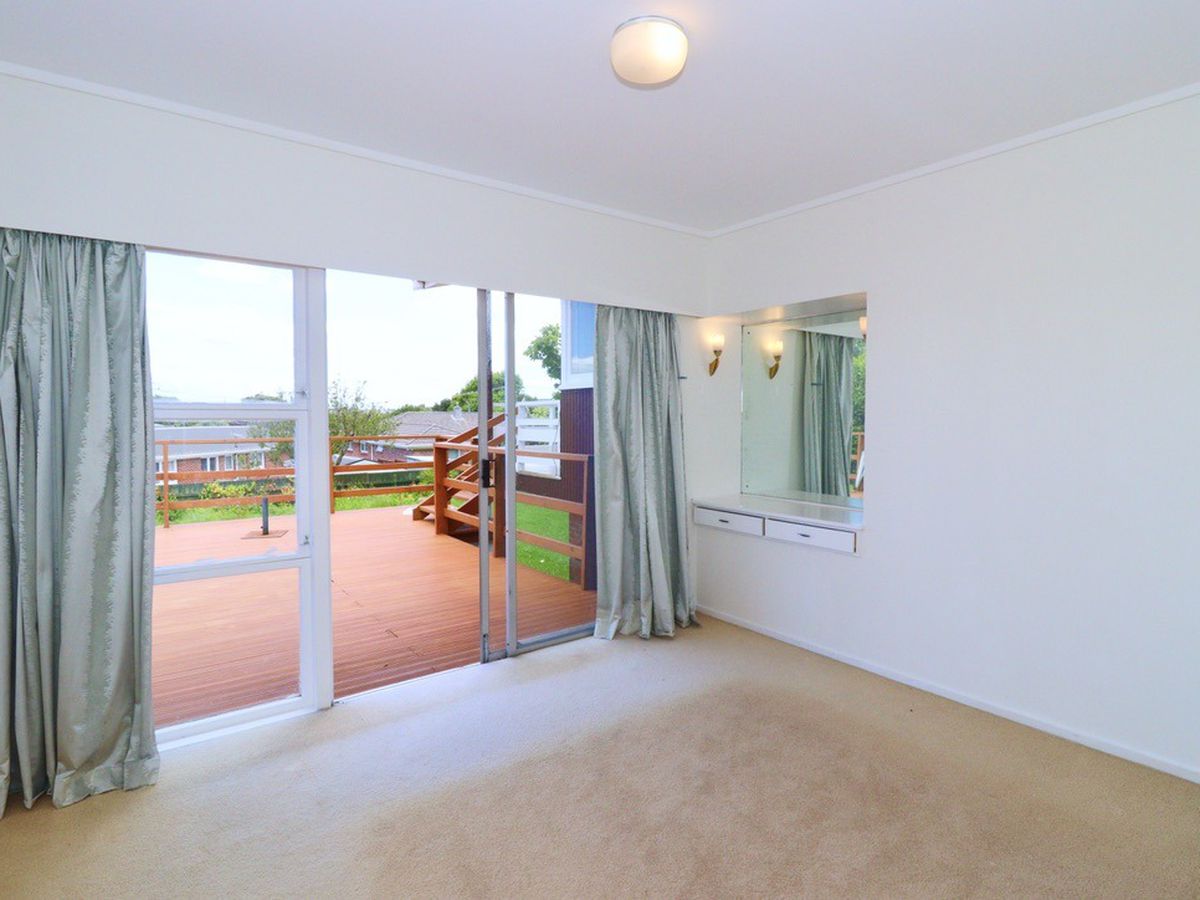For rent, 3 beds 2 baths house with double garage and Storage room, Available from Thu 19th Feb, Hill Park, Auckland