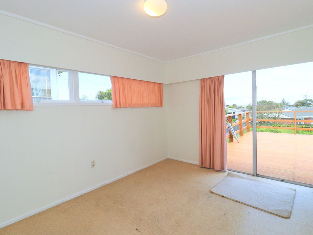 For rent, 3 beds 2 baths house with double garage and Storage room, Available from Thu 19th Feb, Hill Park, Auckland