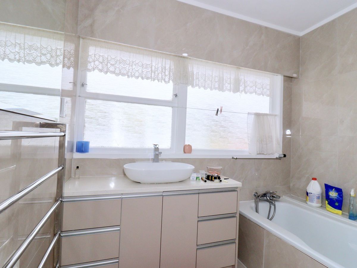 For rent, 3 beds 2 baths house with double garage and Storage room, Available from Thu 19th Feb, Hill Park, Auckland