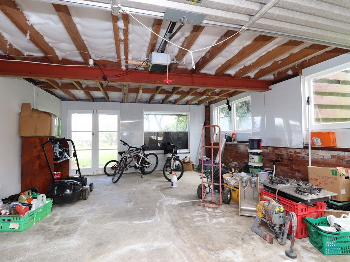 For rent, 3 beds 2 baths house with double garage and Storage room, Available from Thu 19th Feb, Hill Park, Auckland