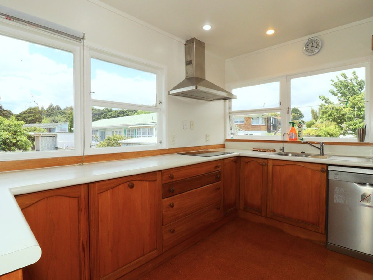 For rent, 3 beds 2 baths house with double garage and Storage room, Available from Thu 19th Feb, Hill Park, Auckland