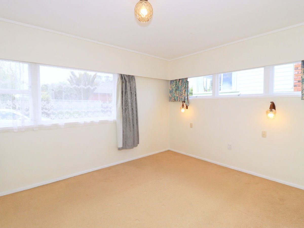 For rent, 3 beds 2 baths house with double garage and Storage room, Available from Thu 19th Feb, Hill Park, Auckland