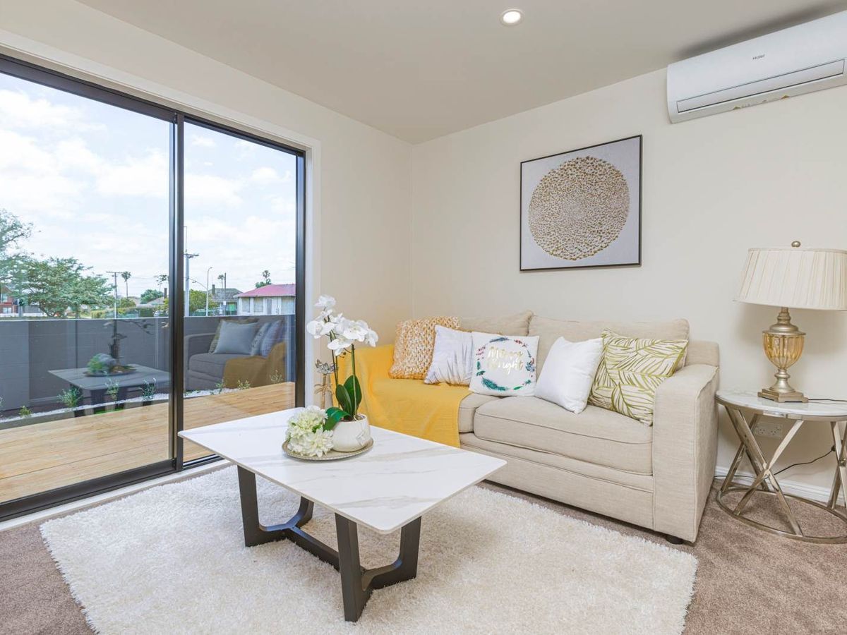For rent, 4 beds + study room 3 baths townhouse, Available from Thu 19th Feb, Point England, Auckland