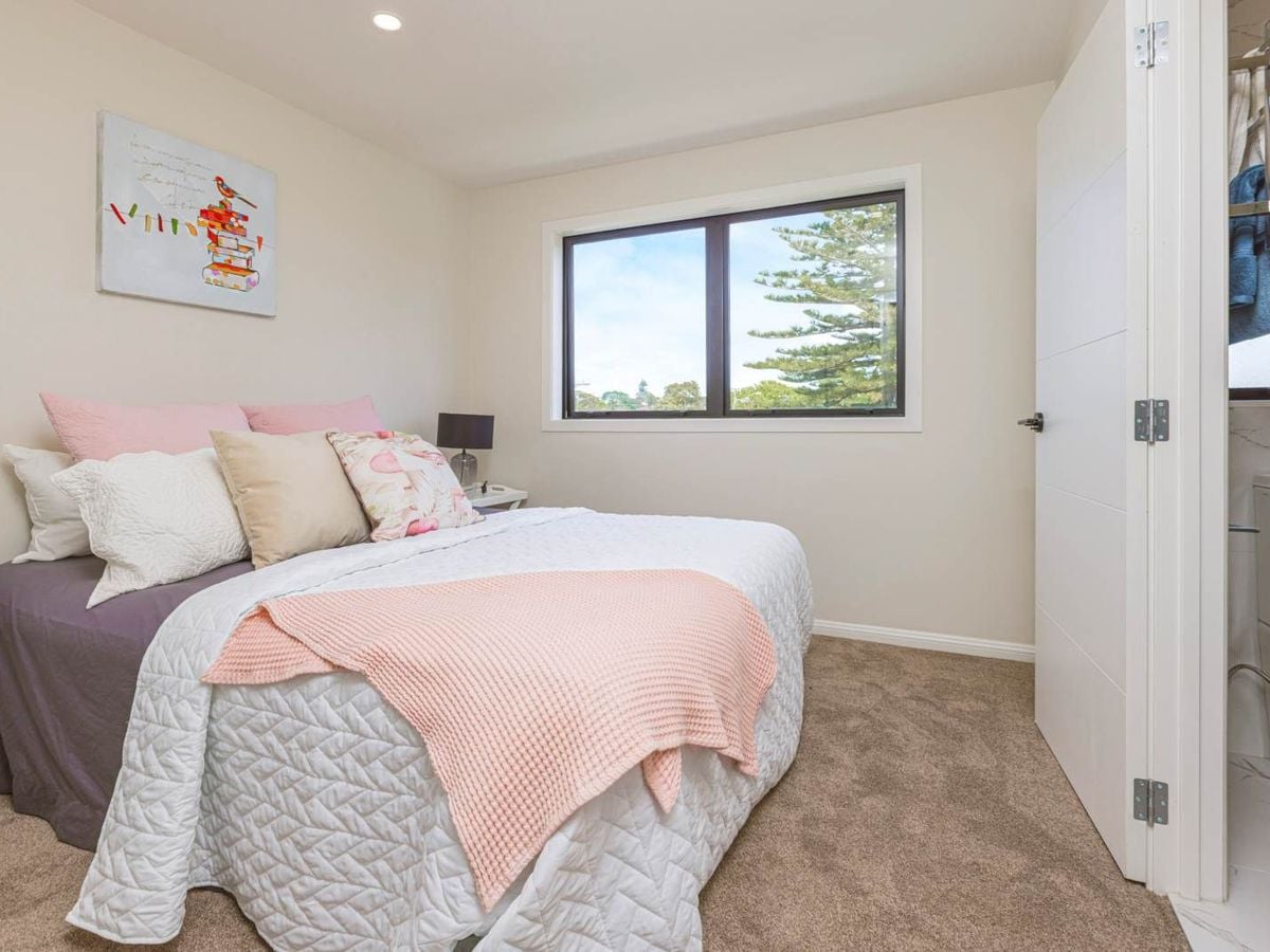 For rent, 4 beds + study room 3 baths townhouse, Available from Thu 19th Feb, Point England, Auckland
