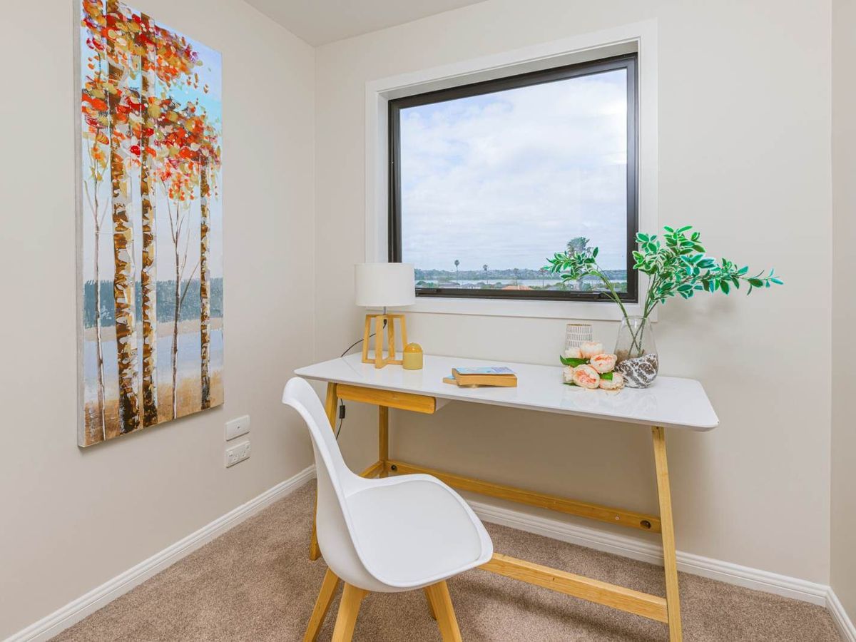 For rent, 4 beds + study room 3 baths townhouse, Available from Thu 19th Feb, Point England, Auckland