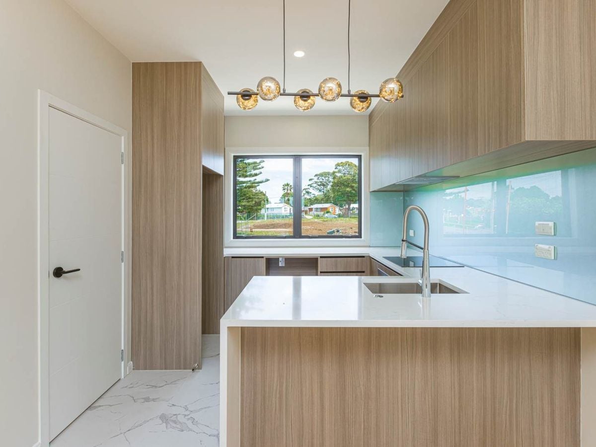 For rent, 4 beds + study room 3 baths townhouse, Available from Thu 19th Feb, Point England, Auckland