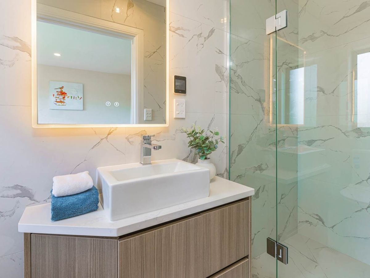 For rent, 4 beds + study room 3 baths townhouse, Available from Thu 19th Feb, Point England, Auckland