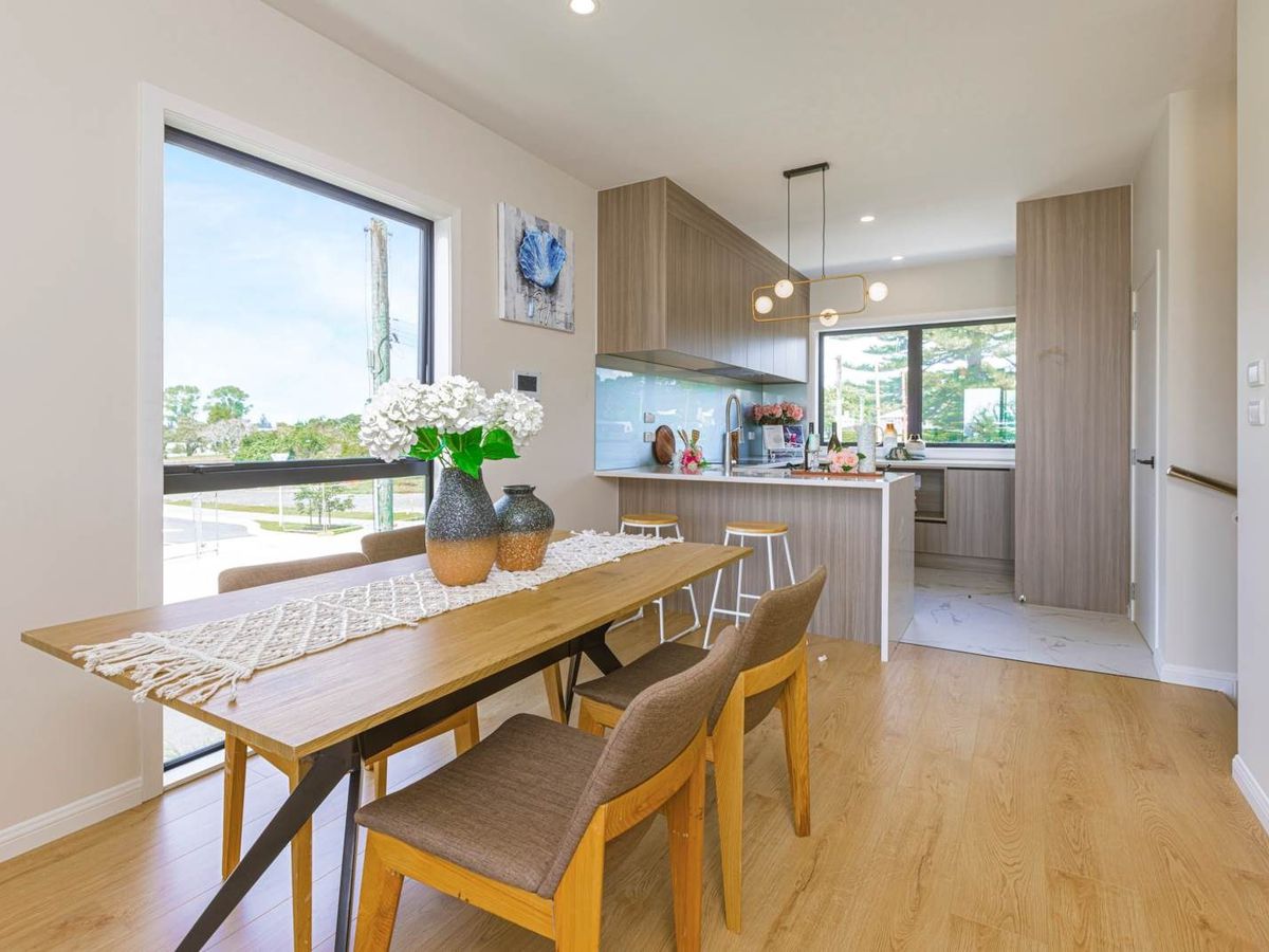 For rent, 4 beds + study room 3 baths townhouse, Available from Thu 19th Feb, Point England, Auckland