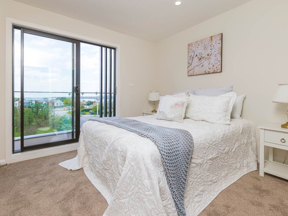 For rent, 4 beds + study room 3 baths townhouse, Available from Thu 19th Feb, Point England, Auckland