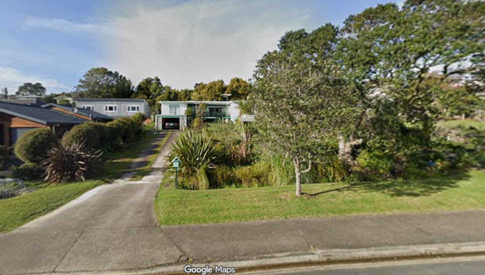 Coastal 4 beds 2 baths house on 1012m2 section, close to Orewa beach, cafés, shops and schools, 1.5 km to Orewa Beach School, 2.8 km to Orewa College, 22 Otanerua Road, Hatfields Beach, Auckland
