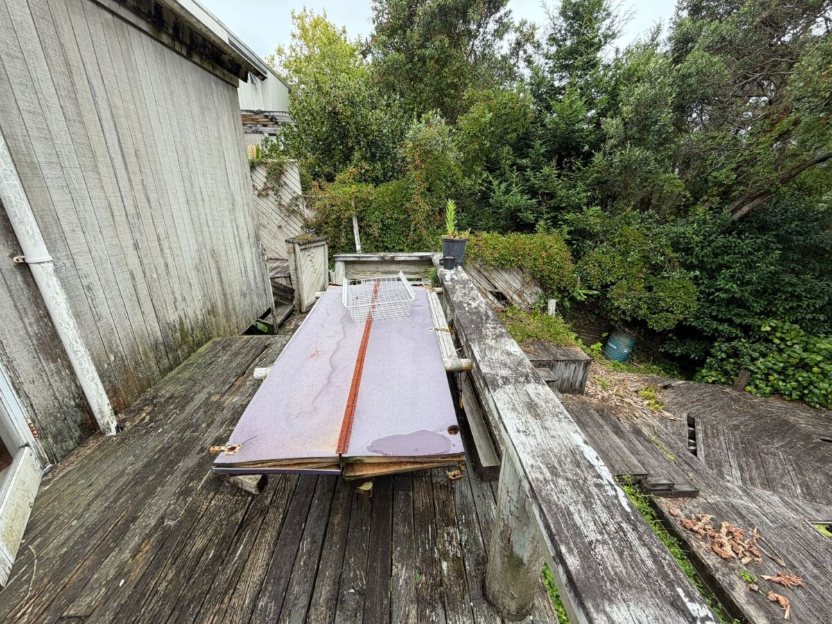 Mortgagee Sale, 3 beds beds 1.5 bath house with double garage on 696m2 section, The house has the opportunity to upgrade and is an entry-level options into a highly sought-after and desirable location, a short drive to Titirangi Village, 220 Golf Road, Titirangi, Auckland