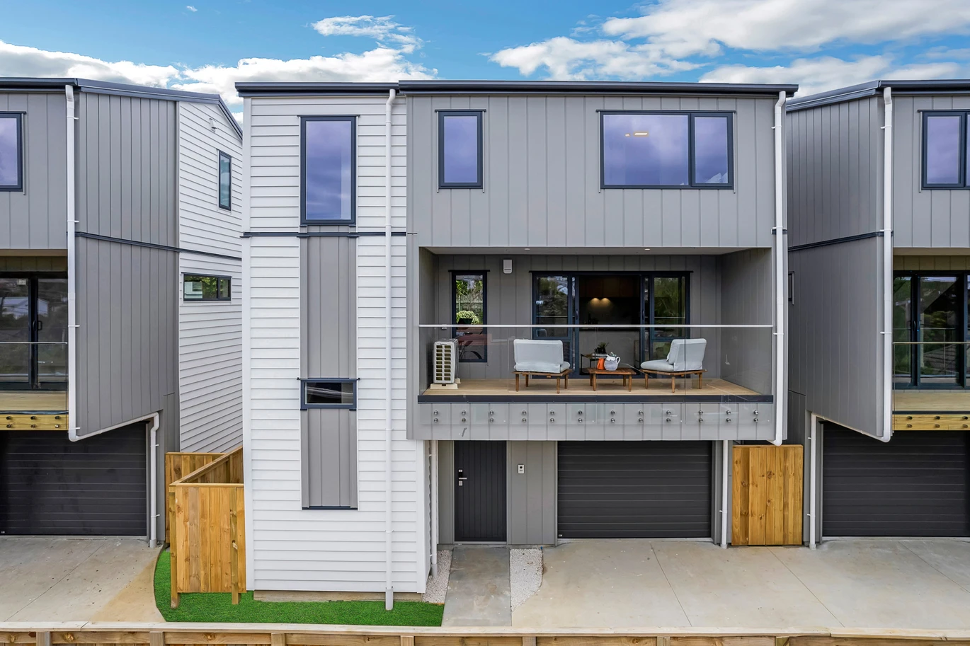 Standalone 4 beds 3 baths home with garage, close to Takapuna’s vibrant shopping precinct, beaches, schools, walks to Takapuna Grammar School and Hauraki Primary School, 2/49 Northboro Road Belmont, Auckland