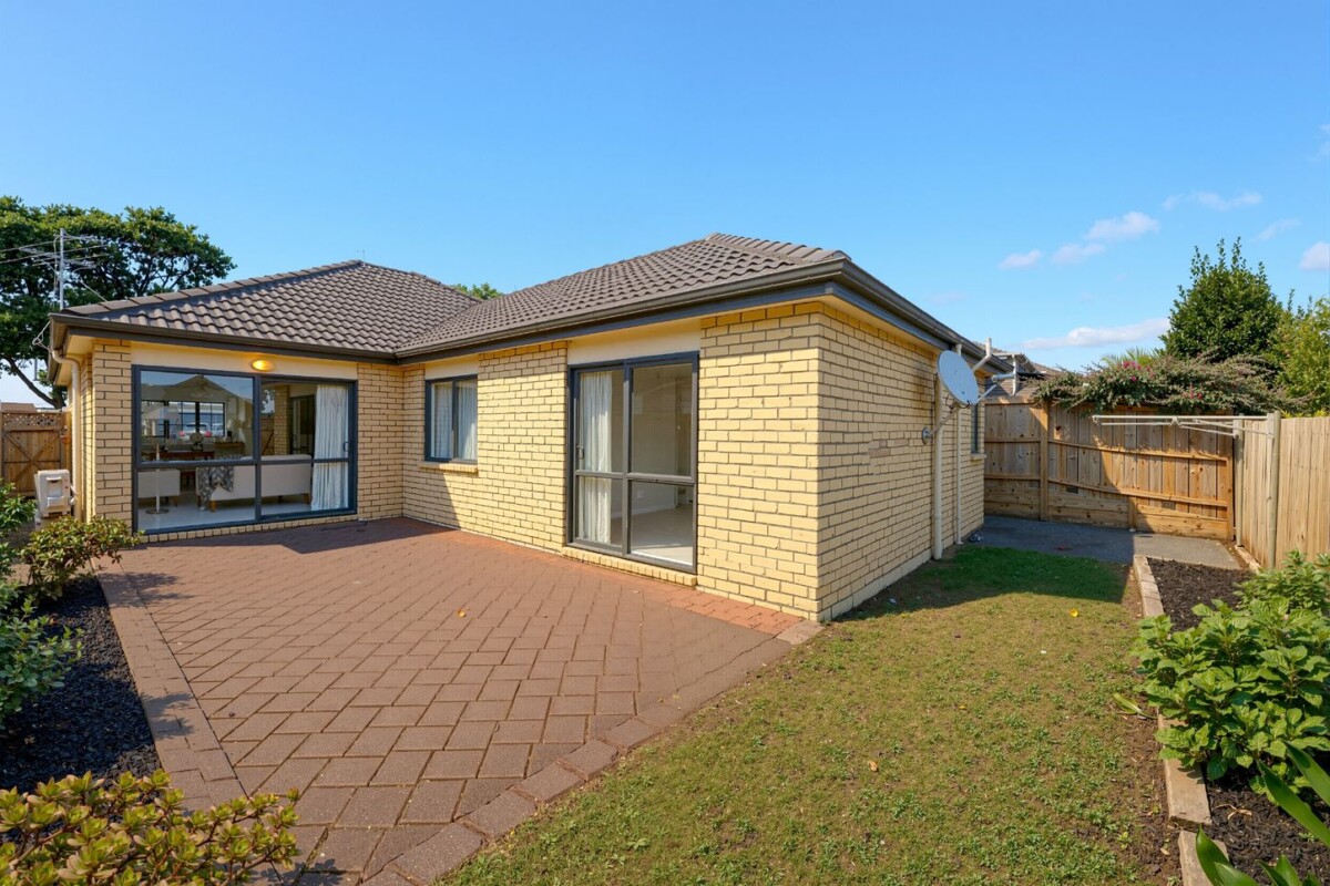 Qverseas owner, 142m2 Brick and tile 3 beds 2 baths house with double garage on 281m2 section, close to WestCity Mall Henderson, schools, the popular shopping and dining options along Lincoln Road, including Pak’nSave and Mitre 10 MEGA, motorway access, 32 Espalier Drive, Henderson, Auckland