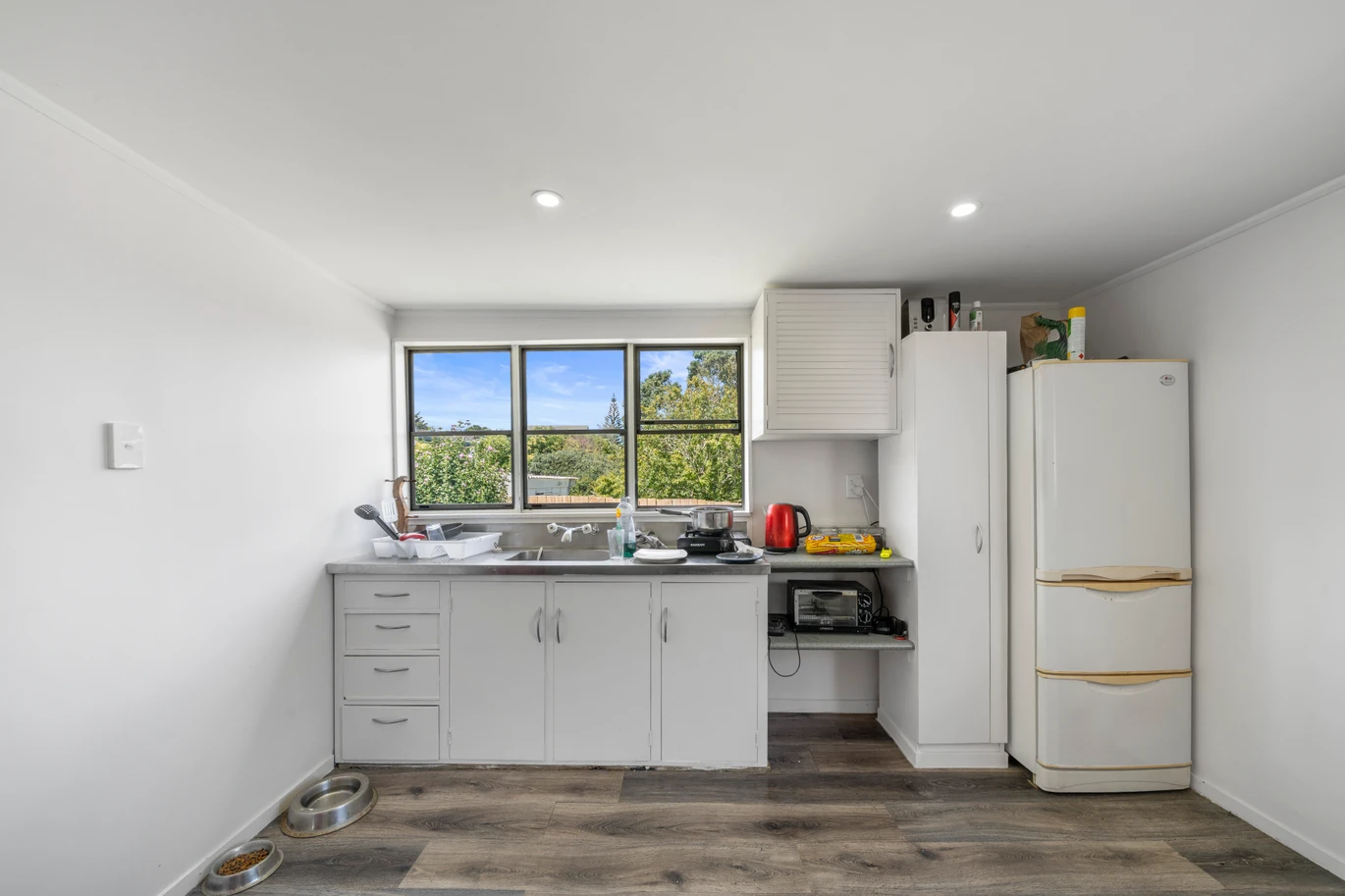 DECEASED ESTATE, 3 beds 1 bath house on 809m2 section, double garage, extra off-street paking for your cars / boat, close to schools, supermarket, beach, Boat Club and boat ramp, 22 Mcinnes Road, Weymouth, Auckland