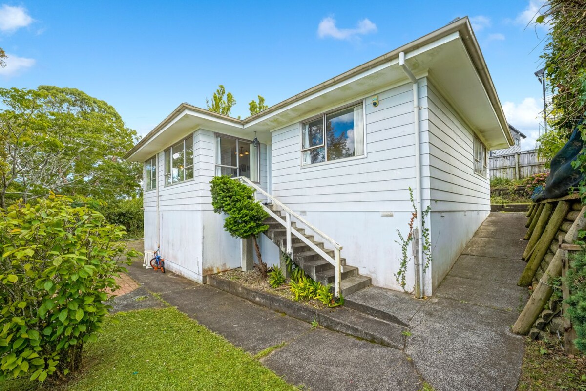 3 beds house with garage on 791m2 section, with RC for 5 lots subdivision, close to schools, parks, Pak’nSave Lincoln Road and the retail hub at Lincoln North Centre. motoway access, 1 Cedar Heights Avenue, Massey, Auckland