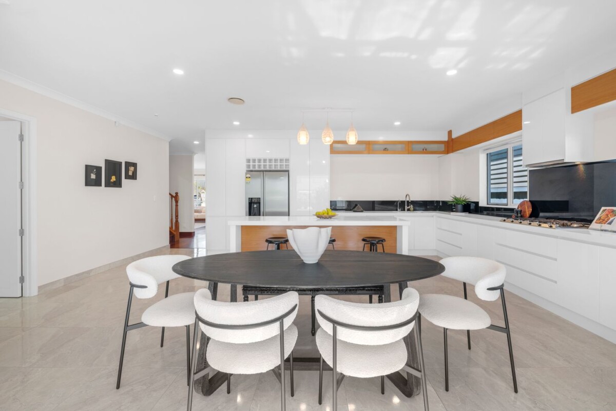 Super Realistic Vendor, Two kitchens, 6 beds + study 5.5 baths house with double garage and 2-beds granny, zoned for Te Nikau Primary School, Ormiston Junior College, Ormiston Senior College, close to schools, shops, 10 Peihinga Road, Flat Bush, Auckland