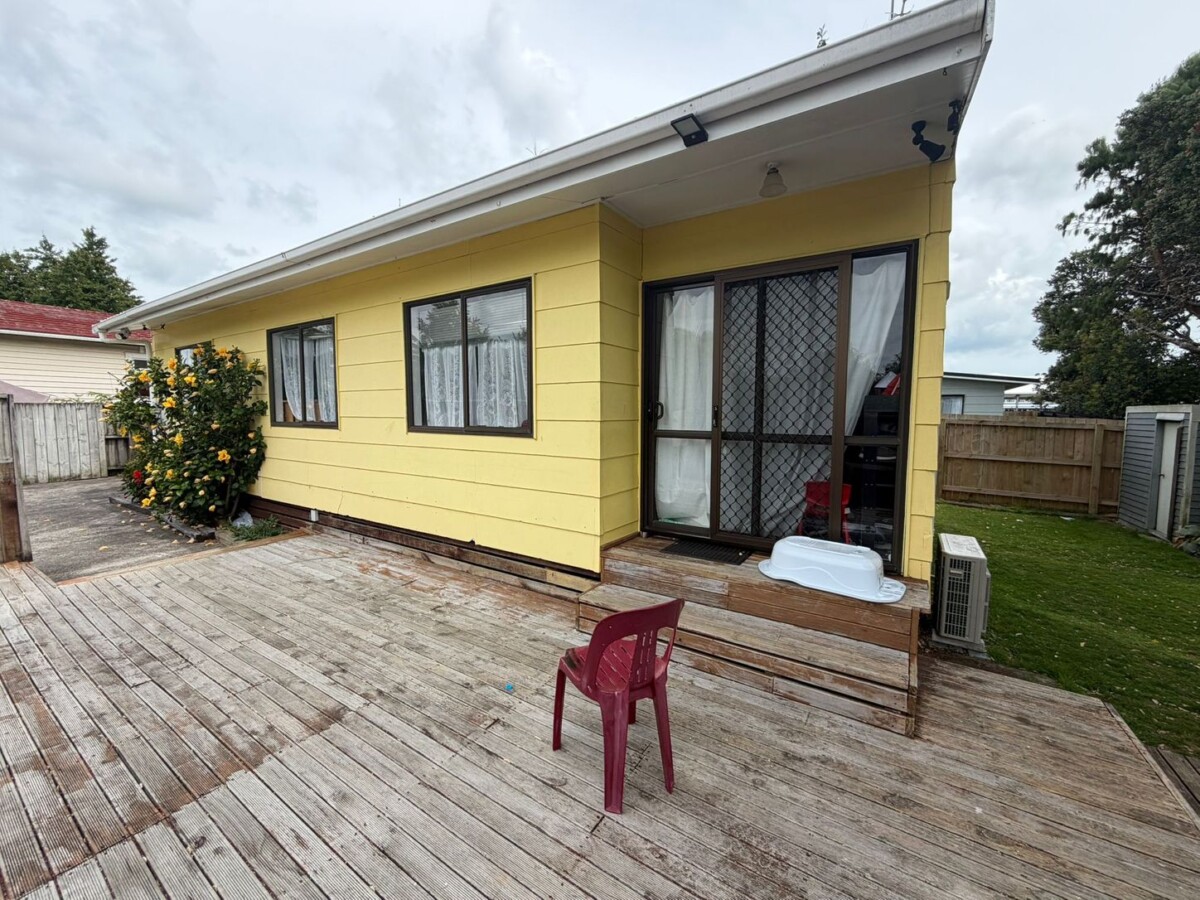 Mortgagee sale, 3 beds 1 bath house on Half share of 857m² section, walking distance to local shops, amenities, and public transport, easy to motorway access, 2/3 William Street, Mangere East, Auckland