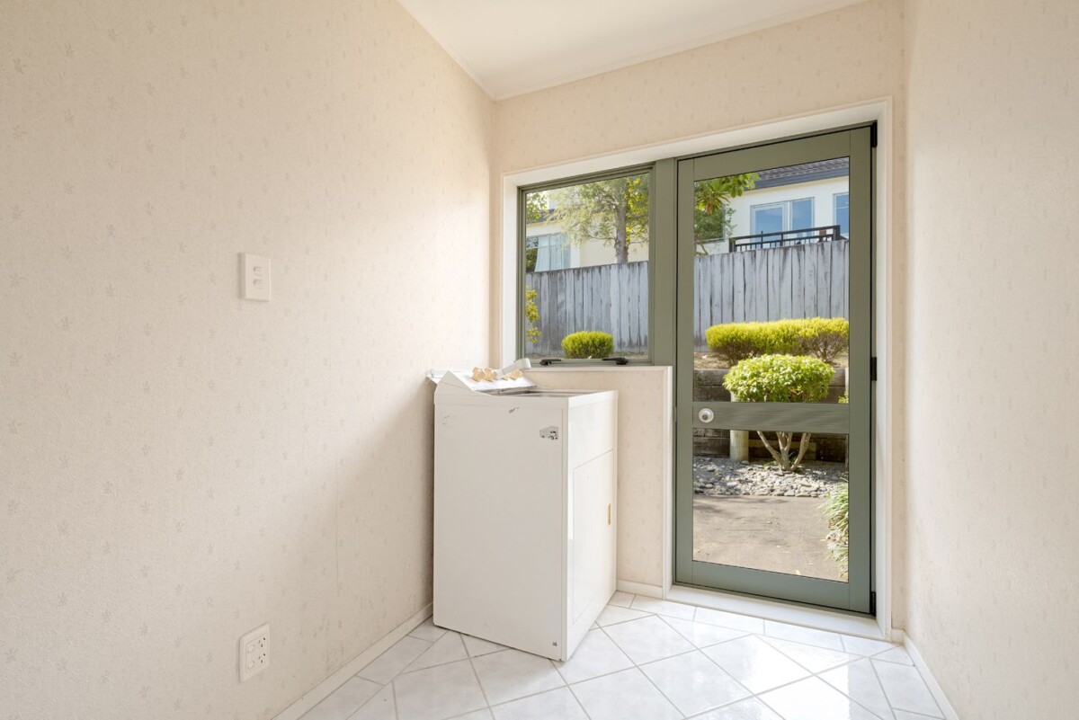 310m2 5 beds + study 2.5 baths house with double garage on 699m2 section, easy walk to Marina View School and close to the marina, reserves, shops, and excellent schooling including Hobsonville Point Secondary School, 2/2 Hobie Court, West Harbour, Auckland